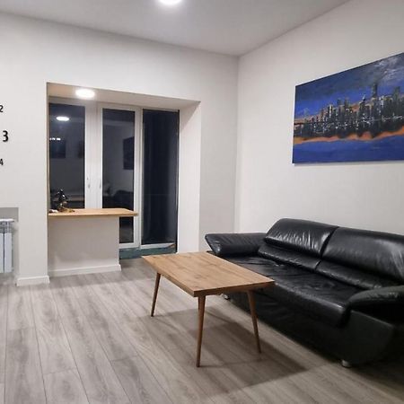 Апартаменти Поруч З М. Палац Україна Kyiv Exterior photo